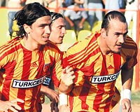 FORM TUTAN PUANI ALIR  Sezona �ntertoto kupas� ma�lar�yla ba�layan ve UEFA�da �n eleme hakk� kazanan Kayserispor, erken form tutman�n �d�l�n� iyi futbolla al�yor. Ertu�rul Sa�lam��n �diri� tak�m�, ligin ilk ma��nda Trabzon gibi g��l� bir rakibi iyi bir oyun sonunda ma�lup etmeyi ba�ard�. 
