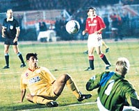 G.Sarayn 1993-94 sezonundaki M.United zaferi hafzalarda... Cimbom rakibiyle darda 3-3, evinde 0-0 berabere kalp turu gemiti.