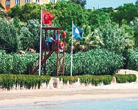 33 �LKE HAYATA GE��RD� 33 �lkenin birlikte hayata ge�irdi�i Mavi Bayrak uygulamas� i�in, T�rkiye�deki tek yetkili kurum T�R�EV. Mavi Bayrak, plaj ve marinalarda g�venlik ve temizlik d�zeyinin en �nemli g�stergesi.