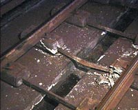 Metro aracnn arpmasyla kopan borular hareket halindeki metronun altna girerek raylara da zarar verdi.