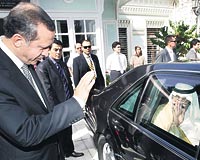 Kral Abdullah, başta Başbakan Erdoğan olmak üzere Türkiyede gördüğü ilgiden çok memnun oldu ve tatili uzattı.