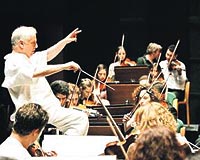 Beklenen konser bug�n