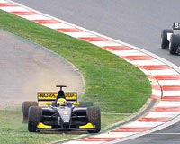 8. VIRAJ F1 P�LOTLARININ KABUSU.... Saat y�n�n�n tersine ko�ulacak bi�imde tasarlanan pist, 124 bin lastik bariyerle �evrelendi.Toplam uzunlu�u 5 bin 333 metre olan pistte 6 sa�a, 8�i de sola olmak �zere toplam 14 viraj yer al�yor. En keskin viraj�n yar� �ap� 15 metre 