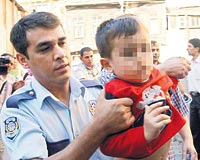 B., Fatih ocuk ube Amirlii ekipleri tarafndan, polis merkezine gtrld.
