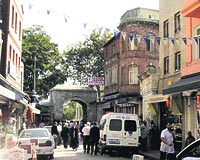 Fatih'in Fevzi Pa�a Caddesi, kirada Ba�dat Caddesi'ne kafa tutuyor