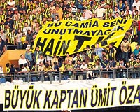 Trib�nler D.Kiev ma��nda protesto ettikleri kaptan �mit �zata sahip ��karken, Federasyon y�neticisi Tahir K�rana da tepkilerini g�sterdiler.