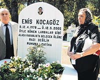 Anne-baba Kocagz ifti, her cuma Enisin mezarn ziyaret ederek gzya dkyor.