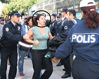 Avukat Batumlu, Ahmet Kaymaz ile o�lu U�ur Kaymaz��n  �l�m� ile ilgili polislere a��lan davan�n d�nk� duru�mas�nda kap�da tart���nca 5 ki�iyle birlikte g�zalt�na al�nd�.