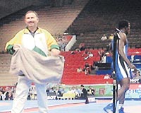 Yak�n arkada�� �eref Ero�lu ve milli tak�m� desteklemek i�in �ine kadar giden �a�atay, G�ney Afrikal� g�re��i Ike Bela Lafaya antren�rl�k yaparak tarihe ge�ti.