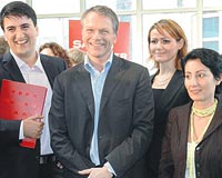 Erdin� Sa�an bir toplant�da Sosyal Demokrat ���i Partisi Ba�kan� Michiel van Hulten ve T�rk k�kenli milletvekili Nezahat Albayrak  ile. Erdin� Sa�an bir toplant�da Sosyal Demokrat ���i Partisi Ba�kan� Michiel van Hulten ve T�rk k�kenli milletvekili Nezahat Albayrak  ile.