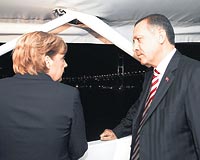 Babakan Erdoan ve konuu Almanya Babakan Merkel, Boazda tekne turu yapt.