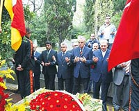 101. YIL BA�LADI... Canayd�n ile sar�-k�rm�z�l� camian�n �nde gelenleri, 101. y�l kutlamalar� �er�evesinde kul�b�n kurucusu Ali Sami Yenin kabrini ziyaret etti.