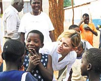ngiliz gazeteleri, nl pop yldz Madonnann Malawide evlatlk ocuk aratrmasn, kle pazarnda alveri yapmaya benzetti.