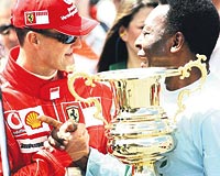 PSTN PELES... Michael Schumacher Brezilya Grand Prixsi ncesi futbolun efsane ismi Peleden Formula 1e yapt katk iin zel bir kupa ald. Pele, Schumi iin O, motorsporlarnn Pelesidir aklamasn yapmt.