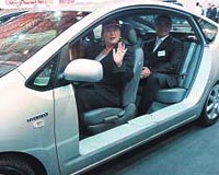 Toyota standnda kendi kendine park edebilen Prius modelini deneyen Sabanc, Gelirse alr msnz sorusuna esprili bir ekilde Toyotasa getirse bile bana vermez, satar yantn verdi. Sabanc bir ara Toyota standnda DJlik de yapt.