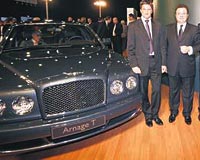 Bentleyin tantmn (soldan saa) Bentley Genel Mdr Bottaro, Aclan Acar ve Bentley Avrupa Direktr Christophe Georges yapt.