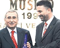 M�S�AD Ba�kan� �mer Bolat�n (sa�da) Y�lmaza vazo hediye etti�i toplant�ya ad� Y�lmaz�n yerine Merkez Bankas� Ba�kanl��� i�in ge�en Albaraka T�rk Genel M�d�r� Adnan B�y�kdeniz de kat�ld�.