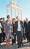 FIRST LADYLER SDEY GEZD..... Doruk toplantsnda eleri Trk dnyasnn geleceini tartrken, Cumhurbakan Sezerin ei Semra Sezer, Azerbaycan Cumhurbakan lham Aliyevin ei Mihriban Aliyeve turistik meknlar gezdirdi.