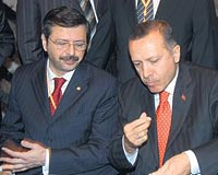 Mantnn tadna bakt...Sergide standlar dolap Kayseri mantsnn tadna bakan ve Adana kebabn paket yaptran Erdoan parasn ise korumalar araclyla verdi. Erdoann korumalar stand yetkililerini, Babakan Erdoana yaplacak ikramlar konusunda uyard. Erdoana Rize bezi, Ardahann Damal bebei, Devrek bastonu armaan edildi. 