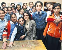 Adalet Karakan grev yapt okulda bin 31 renci var. Snf mevcutlar 70e kadar kyor. renciye defter, kalemi retmenler para toplayarak alyor.