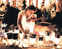 Kolombiyada kad�nlar �iddete kar�� mum yakt�. 