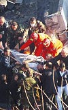 Olaya hemen m�dahale eden askeri ve sivil kurtarma ekipleri yaral�lar� hastaneye yeti�tirdi.