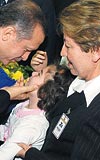 OCUK SEVDI.... Babakan Erdoan, AKP Grup toplantsna girerken kapda bir partilinin ocuunu sevdi.