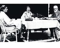 Sigmund Freud, ei Martha (ortada) ve baldz Minna Bernays 1929da ekilen fotorafta birlikte grlyor.