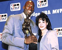 Jordan, 20 Mays 1991 tarihinde NBAin En Deerli Oyuncusu dln alrken, ei Juanita ile grlyor.