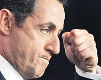 ANKETLERDE NDE... Bakan Sarkozy nisanda yaplacak seimlerde en yakn rakibi Segolene Royalin nnde bulunuyor.