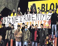 Politik i�erikli pankartlar Kayseride de kendini g�sterdi. Ancak, Biz ne Ermeniyiz, ne de Fenerliyiz pankart� a��ld�ktan k�sa bir s�re sonra polis taraf�ndan topland�.