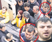 TARH 19 OCAK 2007 Yukardaki fotoraf Hrant Dinkin cesedi kaldrlrken ekildi. Olay izleyenler arasnda zanllardan Yasin Hayali ok andran bir kii vard.