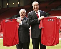 ARTIK YALNIZ YRMYORLAR!....  Liman iilerinin kurduu Liverpool kulbnn iki yeni ABDli sahibi Gillett ve Hicks, Anfield Roadta Youll never walk alone atksyla poz verdi.