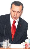 OLAANST KORUMA.... Erdoann yeni koruma mdr Tahir Kahyaolu ile geldii (stte) toplantda youn gvenlik nlemi alnd. Gazetecilerin malzemeleri Tara adl zel eitimli bomba kpei tarafndan arand.