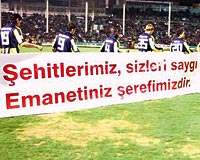 F.Bahe sahaya 18 Mart ehitler Gn nedeniyle ehitlerimiz sizleri sayg ve minnetle anyoruz. Emanetiniz erefimizdir yazl pankartla kt.