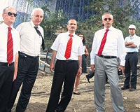 Cahit Turhan (ortada), trafik yo�unlu�unun 1.5 milyar dolarl�k ekonomik kayba neden oldu�unu s�yledi.