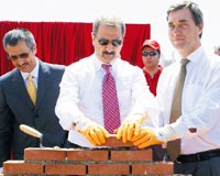 Areva T&Dnin yeni Da��t�m Transformat�r� fabrikas�n�n temel atma t�reninde ilk tu�lalar� Bakan Zafer �a�layan ile birlikte Areva T&D �r�n Grubu Ba�kan� Ghislain Lescuyer koydu.