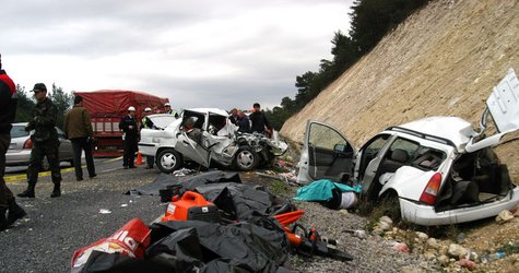 Manisa'da korkun� kaza: 8 �l�