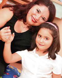 Aysel �zkan k�z� Melis'le birlikte